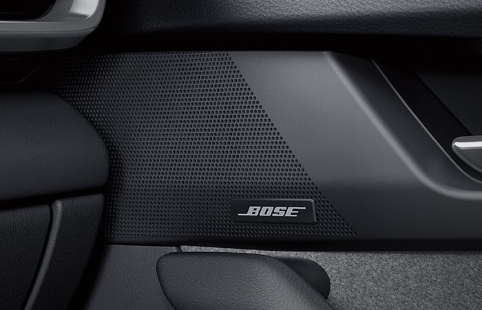 Haut-parleur intégré dans une porte avec le logo Bose.