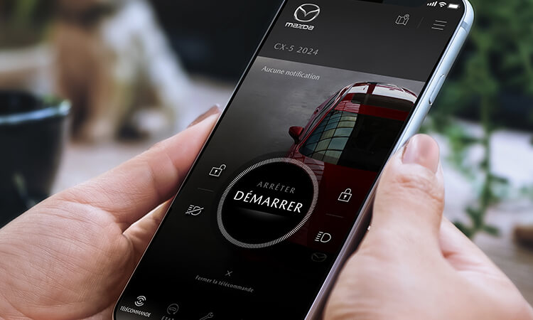 L’application MyMazda en mode démarrage sur l’écran d’un téléphone. 