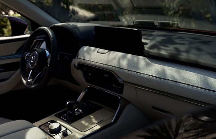 Vue du côté passager de la planche de bord et de la console à l’intérieur du CX-90.  