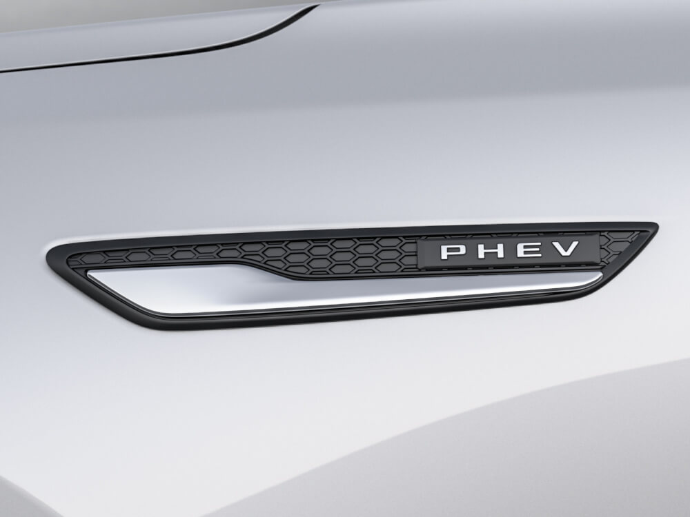 Gros plan du nom du modèle avec l’emblème PHEV. 