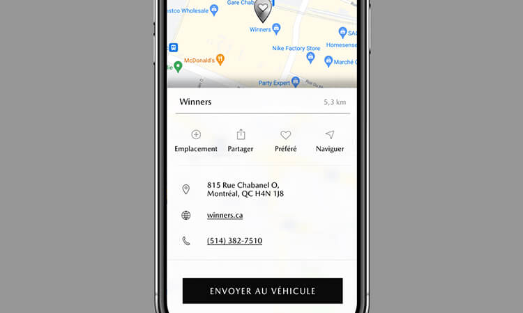 Téléphone intelligent avec l’écran de l’appli MyMazda montrant la carte de navigation et le bouton « Envoyer au véhicule ». 