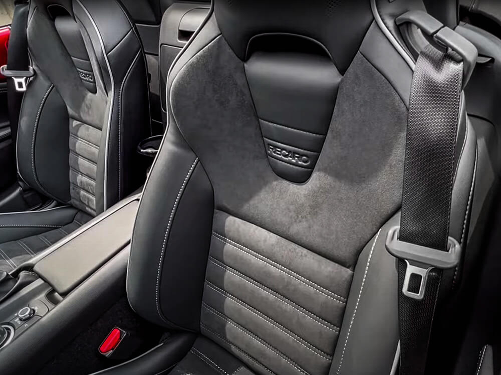 Détail d’un siège Recaro® en cuir Nappa avec parements en Alcantara®.