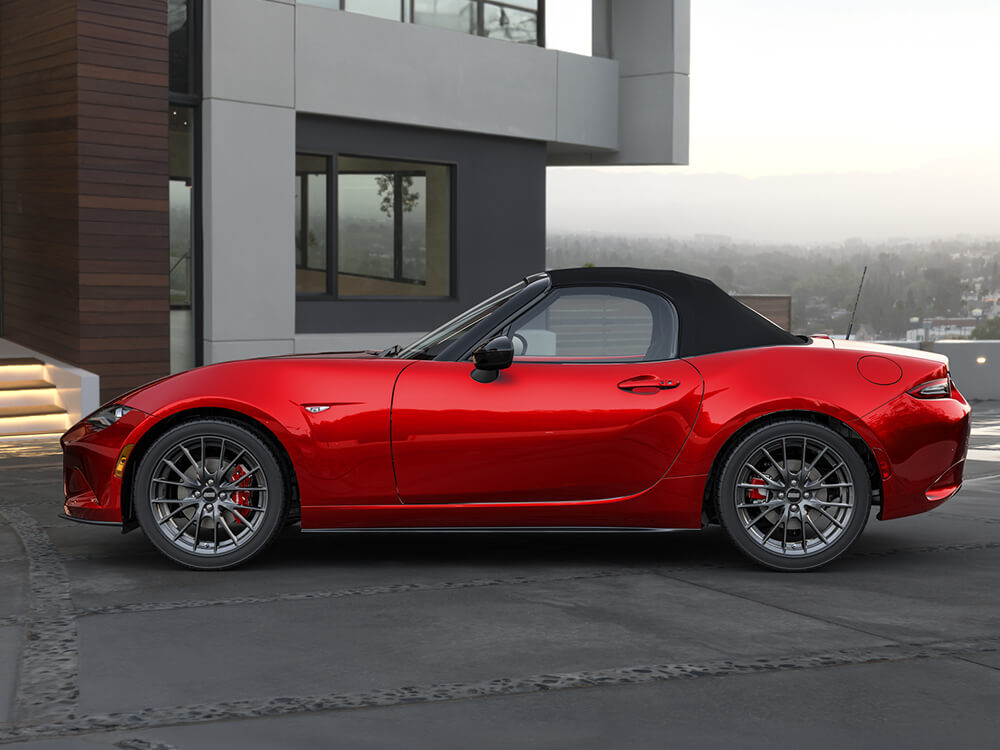 Profil d’une Mazda MX-5 ST GS-P avec Groupe sport, de couleur rouge vibrant cristal