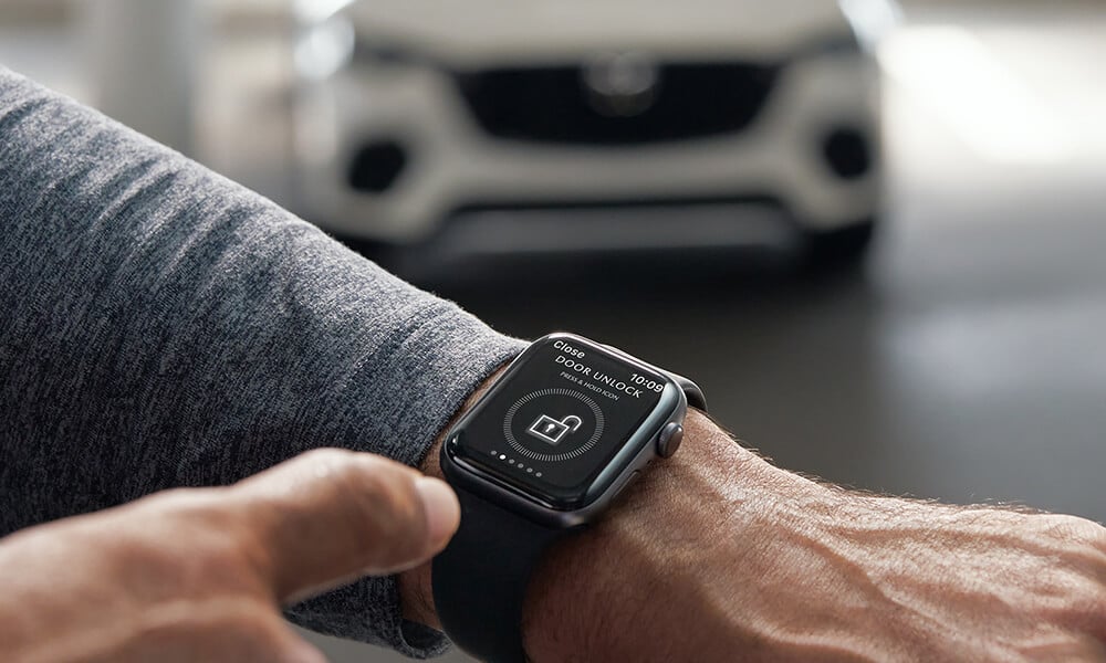 Une montre connectée affiche la fonction de déverrouillage des portes à distance de l’appli MyMazda. 